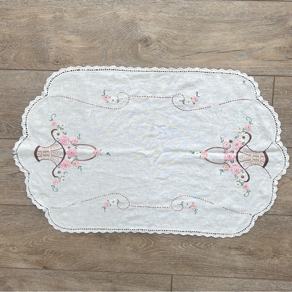 Vintage Embroidery Table Runner‎ Dresser Scarf White Floral Design Soft Romantic